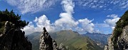 54 Dall'alto del ripido valloncello bella vista verso  Pizzo Baciamorti e Tre Signori